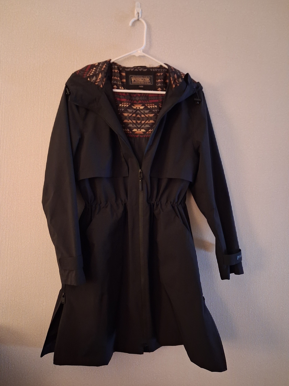 Pendelton Women's Hooded Rain Jacket Black With Aztec Print Sz M